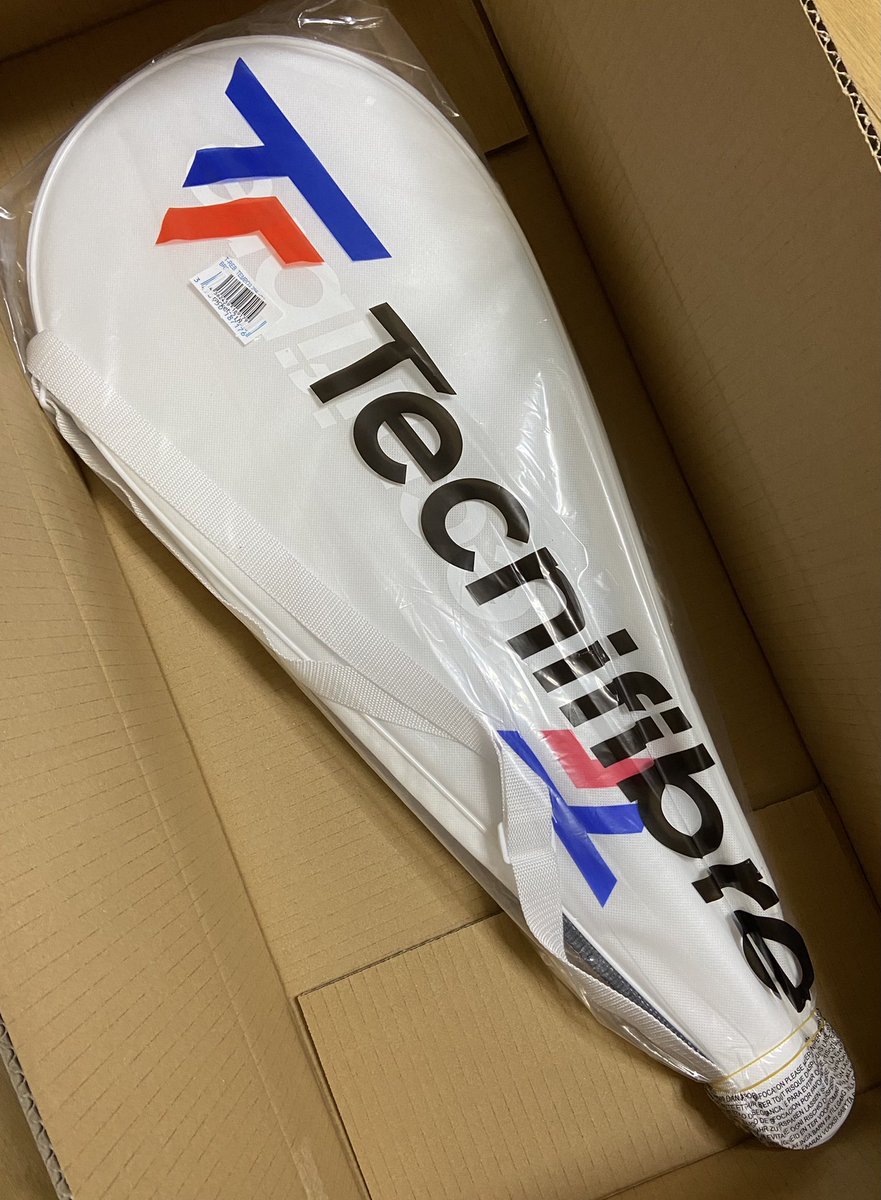 bilbaosanmames's tweet photo. 🎾買っちゃった😆
#tecnifibre #TRebound
女性専用モデルって謳われてるけど非力なお爺でもいいのではと勝手な解釈で。
これからは@iga_swiatek の📺観戦はこれを横に置いて。 https://t.co/SL9uvUWQ25