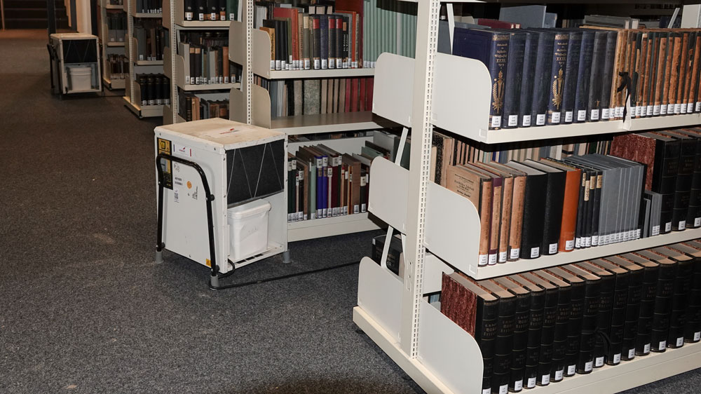 BBF_DIPFBerlin's tweet image. Die #Entfeuchter laufen auf Hochtouren. Das wird für die Trocknung der Wände leider nicht reichen. Diese sollen jetzt angebohrt und Schläuche mit Warmluft eingeführt werden. Es ist also noch ein längerer Weg!
#Bibliothek #Einbruch #Vandalismus #Update