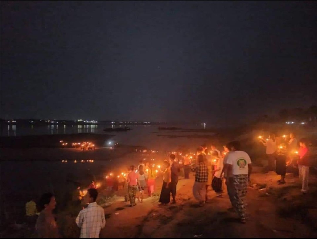 soe_nann's tweet photo. Hundreds of locals came out to Chindwin River Bank to pray for Fallen Heros of Monywa and the rest of Myanmar. Chindwin river bank is lighted up with candles. 

#WhatsHappeningInMyanmar 
#SaveMyamar @AllianceMilkTea 
#MilkTeaAllianceMyanmar 
@freya_cole https://t.co/x0TiXapPzz