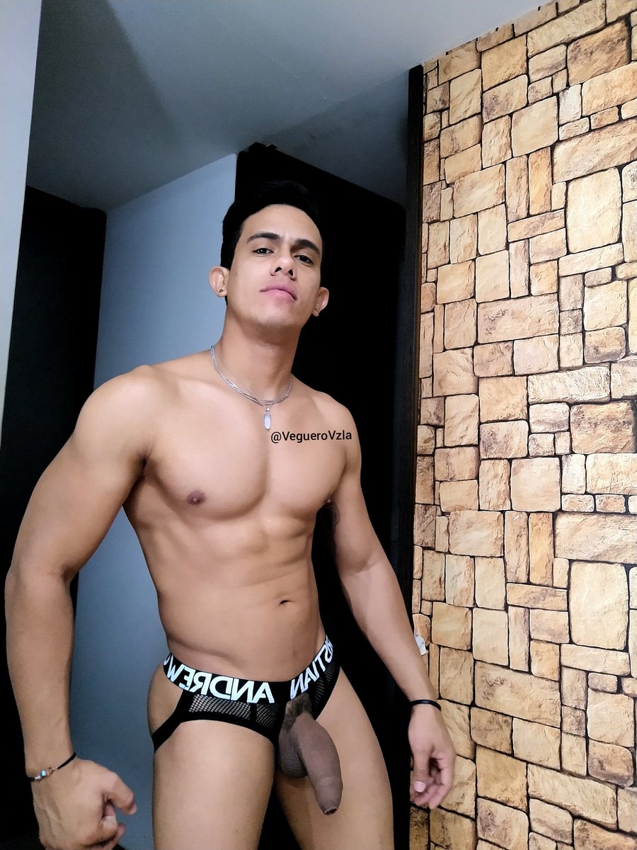 VegueroVzla's tweet photo. Que tal este modelito? Les gusta como me queda? @andrewchristian @ACenEspanol #andrewchristian https://t.co/0kaJRl4gGc