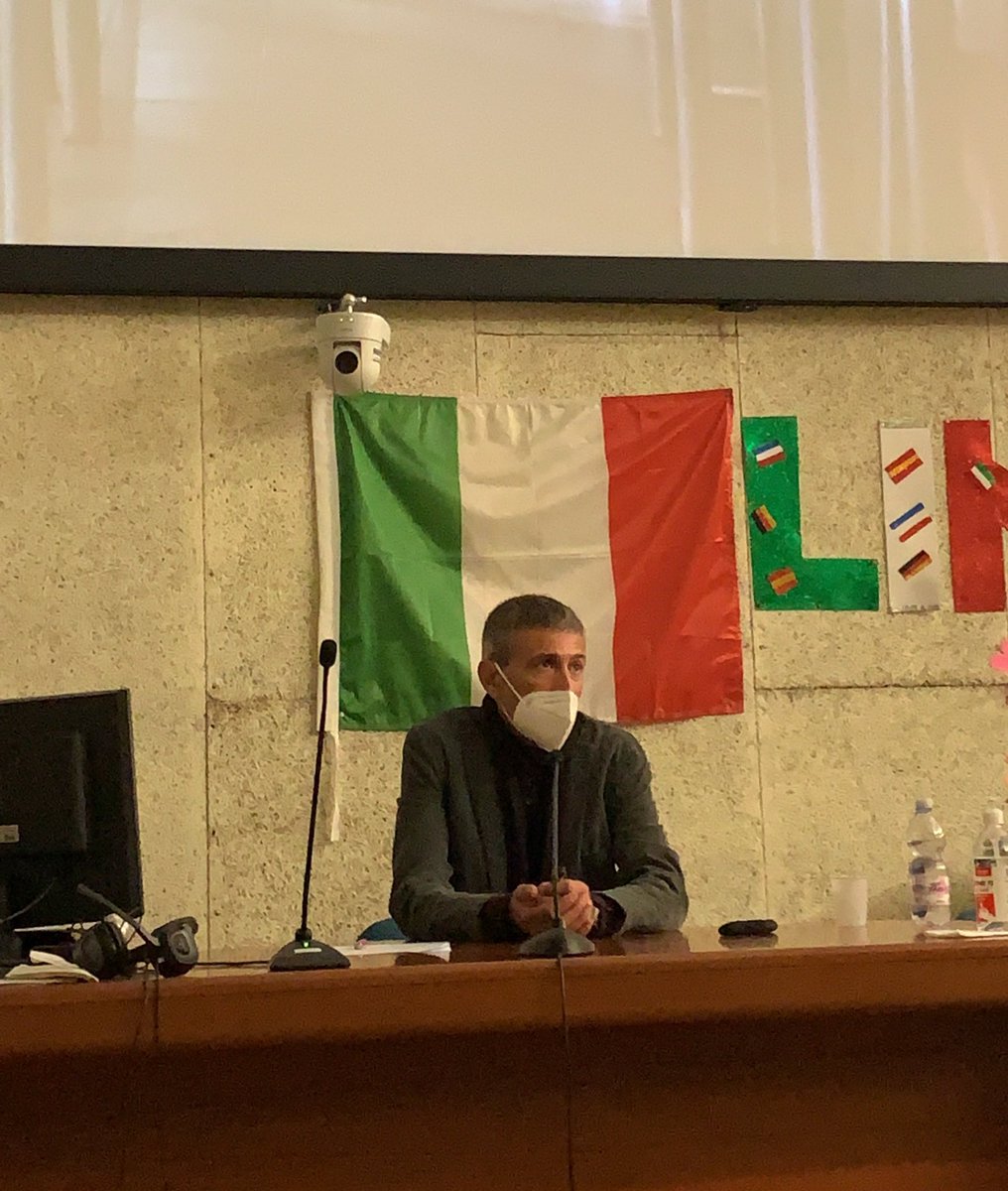 DeskTribute's tweet photo. Inizia la presentazione di #doubledesktribute , con una riflessione sui cambiamenti che il #COVID19 ha imposto e imporrà ancora agli studenti. A cura di Roberto Ianigro https://t.co/mtwzEpKgAu