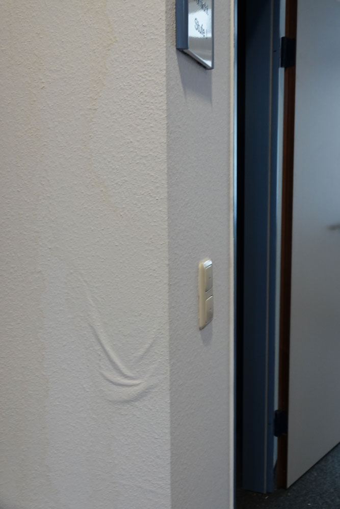 BBF_DIPFBerlin's tweet image. Die #Entfeuchter laufen auf Hochtouren. Das wird für die Trocknung der Wände leider nicht reichen. Diese sollen jetzt angebohrt und Schläuche mit Warmluft eingeführt werden. Es ist also noch ein längerer Weg!
#Bibliothek #Einbruch #Vandalismus #Update