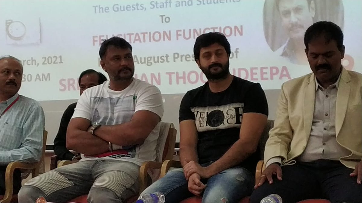 DBossFansGubbi's tweet photo. #TodayExclusive ಇವತ್ತಿಗೆ ಸರಿಯಾಗಿ 1 ವಾರಕ್ಕೆ ಕರುನಾಡಿನಲ್ಲಿ ಮಹಾಶಿವರಾತ್ರಿ, ದಸರಾ, ಯುಗಾದಿ, ದೀಪಾವಳಿ, ಸಂಕ್ರಾಂತಿ, ಕ್ರಿಸ್ಮಸ್, ರಂಜಾನ್ ಹಬ್ಬದ ಸಂಭ್ರಮ 😍💖 #ಡಿಬಾಸ್ ಅಭಿನಯದ ಹೈ ವೋಲ್ಟೇಜ್ ಸಿನಿಮಾ #ರಾಬರ್ಟ್ ಬಿಡುಗಡೆಗೆ 7 ದಿನಗಳು ಮಾತ್ರ ಬಾಕಿ 🔥💥 ಮಾರ್ಚ್ 11ಕ್ಕೆ ಮಹಾಹಬ್ಬ 😘
#RoberrtStromMarch11 @dasadarshan https://t.co/aAeXLV0gW6