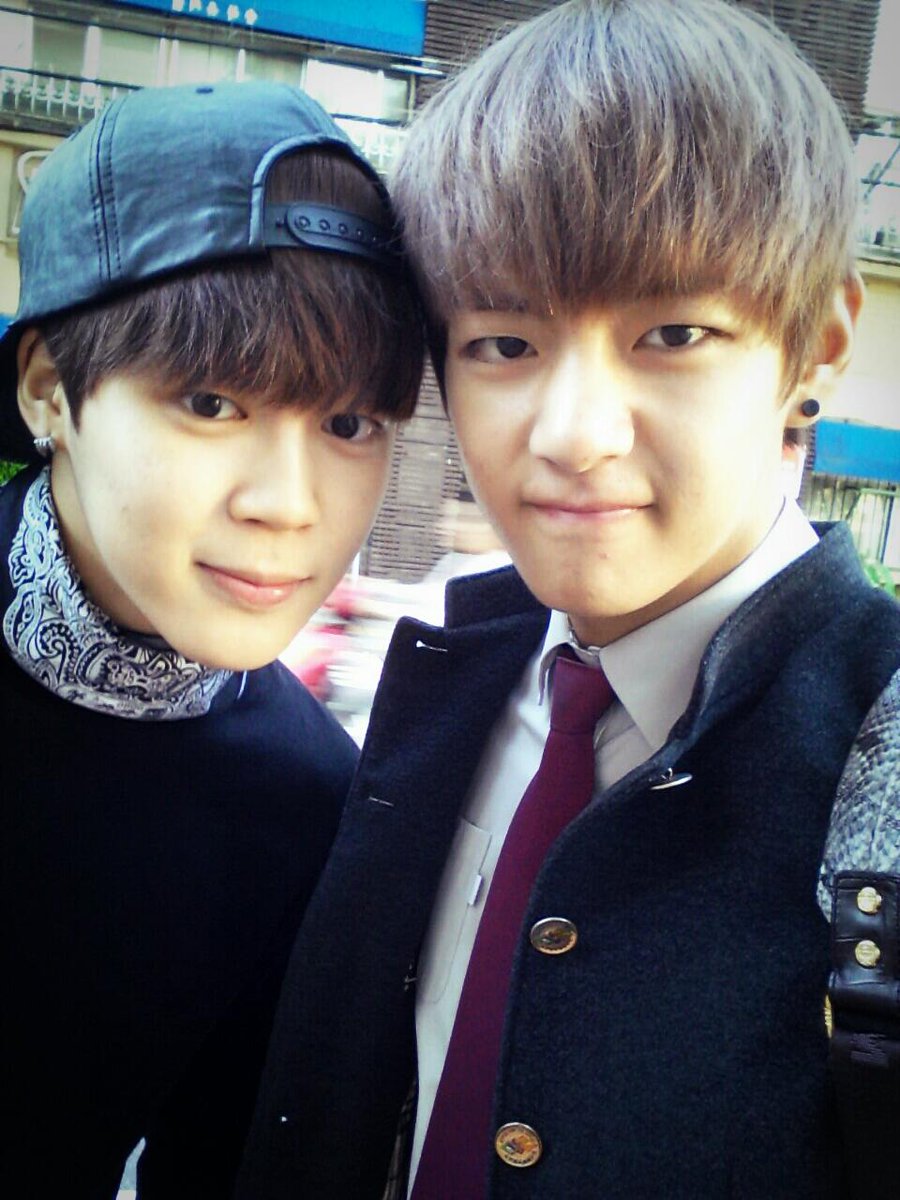 Juliebtsarmy7's tweet photo. Vmin received the [ President's Award ] from Global Cyber University !! 😘🎊 PROUD is rlly an understatement < #taehyung #jimin #GraduationJimin  #GraduationTaehyung we lysm https://t.co/zdImvVvDCz