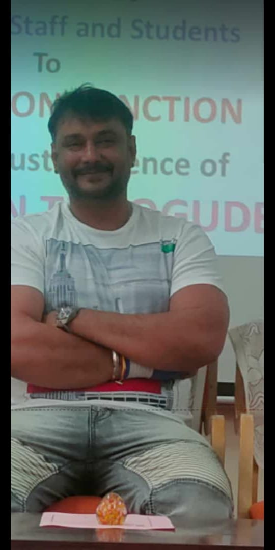 DBossFansGubbi's tweet photo. #TodayExclusive ಇವತ್ತಿಗೆ ಸರಿಯಾಗಿ 1 ವಾರಕ್ಕೆ ಕರುನಾಡಿನಲ್ಲಿ ಮಹಾಶಿವರಾತ್ರಿ, ದಸರಾ, ಯುಗಾದಿ, ದೀಪಾವಳಿ, ಸಂಕ್ರಾಂತಿ, ಕ್ರಿಸ್ಮಸ್, ರಂಜಾನ್ ಹಬ್ಬದ ಸಂಭ್ರಮ 😍💖 #ಡಿಬಾಸ್ ಅಭಿನಯದ ಹೈ ವೋಲ್ಟೇಜ್ ಸಿನಿಮಾ #ರಾಬರ್ಟ್ ಬಿಡುಗಡೆಗೆ 7 ದಿನಗಳು ಮಾತ್ರ ಬಾಕಿ 🔥💥 ಮಾರ್ಚ್ 11ಕ್ಕೆ ಮಹಾಹಬ್ಬ 😘
#RoberrtStromMarch11 @dasadarshan https://t.co/kmjizZ3cwl