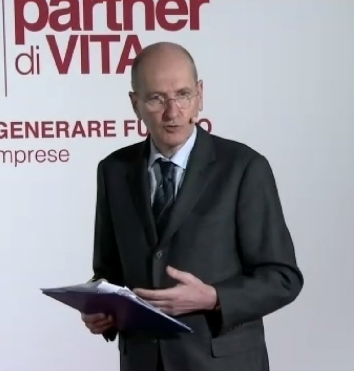 _LuciaSciacca_'s tweet image. Ringrazio @MarcoSesanaTw, @nardi_arianna, T. Ceccon e @NPagnoncelli per essere stati con noi. Grazie anche ai colleghi dello #StorymakerClub, sempre al nostro fianco, e alle imprese che ci hanno raccontato la loro esperienza. 
#EsserciPerGenerareFuturo #GeneraliPerLeImprese