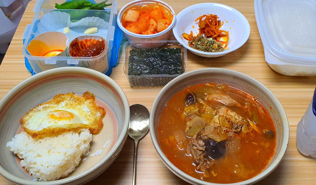 HyungaLovesea's tweet photo. ■ 형아의밥상 : 닭개장 ■
몇일 데우기를 반복했더니..  
얘가 닭개장인지 얼큰 삼계탕인지
구분이 안된다. 그래도 계란후라이와
청양고추! 김.. 그리고 생마늘과 먹는건 맛나다.
#아빠의밥상 #닭개장 #얼큰삼계탕 #삼계탕 #개취 #형아만세 #형아의밥상 https://t.co/3H6kgZ2YxX
