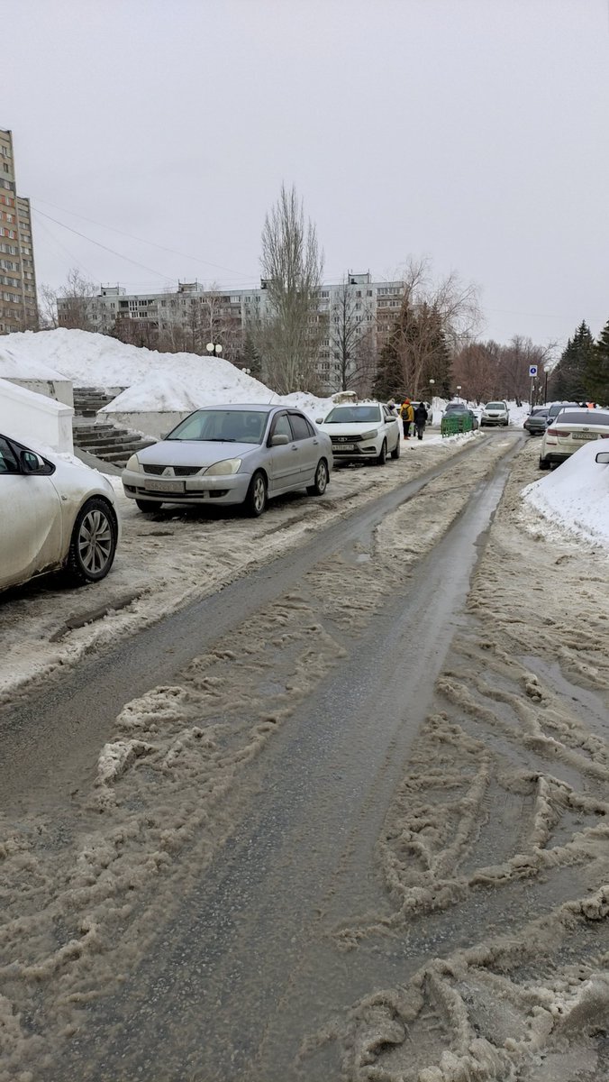 sinner_163's tweet photo. @D_Azaroff @DriverGirl163 @promadm @SamMobilePriem @gibddsamara 
Массовая парковка на тротуаре у здания Шипки на ст.загоре.@D_Azaroff обратите внимание! @promadm,я выполнил работу вашего инспектора(который типо не может отличить дорогу от тротуара когда на улице снег!) Платите зп https://t.co/6wdTMk0YfD
