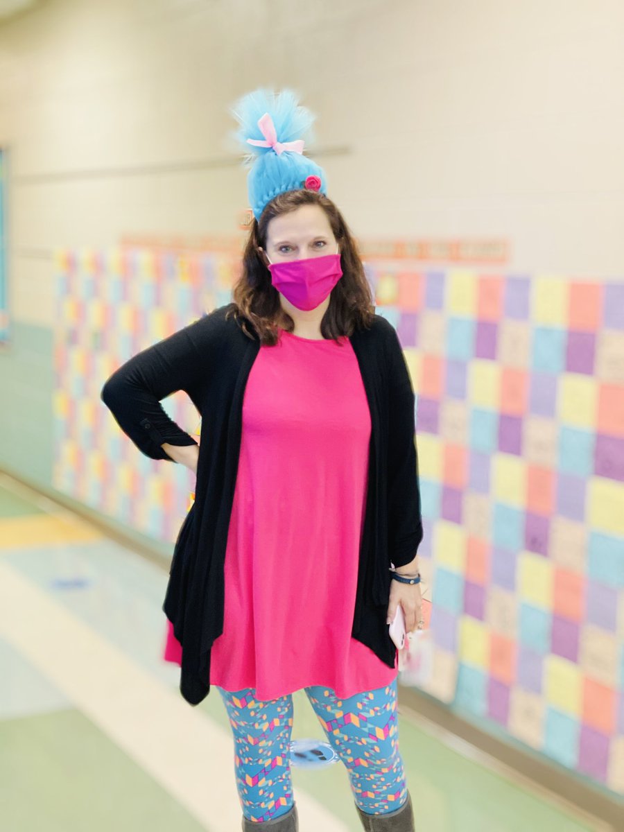 OceanBay_Elem's tweet photo. #WackyWednesday was all about the laughs of humor fiction #ReadAcrossAmerica #HCSLibraryMedia @HCSInfo  #OBEreads https://t.co/3ZV32C98pX
