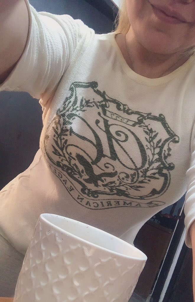 nyna_glezz's tweet photo. Una sonrisa para iluminar el día, una oración para bendecir el camino y un café para despertar el alma...   

¿Café? https://t.co/YvDj6orcy7