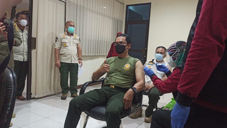 Satpolpp_bgrkab's tweet photo. Hari ini (Kamis, 04 Maret 2021) Satpolpp Kabupaten Bogor menjalani vaksinasi Covid-19 pertama yang dilakukan oleh dinas kesehatan kab. Bogor di mako satpolpp.
@satpolppjabar @adeyasinn @dinkeskabbogor @BogorDiskominfo @bpbd_kabbogor @Binsar97878245 https://t.co/bZEmy5cx4U