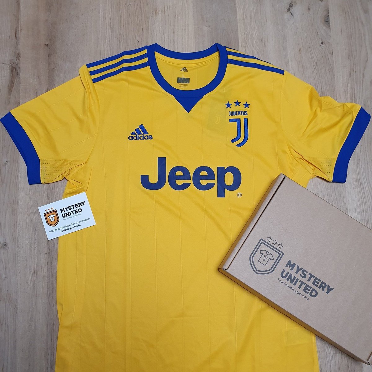 MysteryUnitedEU's tweet photo. 𝑫𝒐𝒍𝒍𝒆 𝑫𝒐𝒏𝒅𝒆𝒓𝒅𝒂𝒈 💥 Bij 5⃣0⃣0⃣ retweets van deze tweet binnen 48 uur geven wij gegarandeerd een mystery shirt weg! 

RT = Deelnemen! 📦

Gewoon direct bestellen?
➡️https://t.co/NtayvqTwDM ⚽️ https://t.co/qAe3U0L7TB