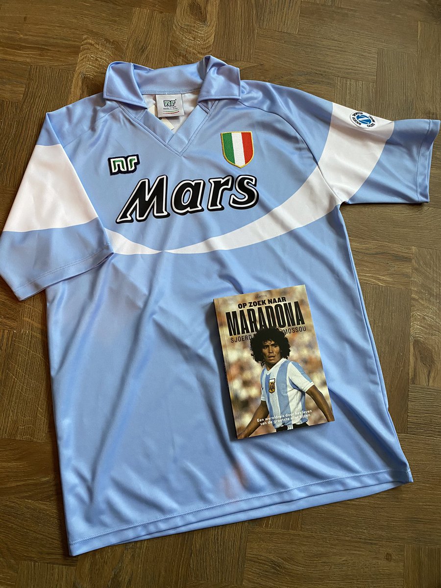SANTOS_Magazine's tweet photo. LIKE, RETWEET &amp; WIN!

Ter ere van ‘Op zoek naar Maradona’ mogen we iedere week een officiële NR-reproductie weggeven van de mooiste Maradona-shirts ooit!

✅ Retweet dit bericht

✅ Like @SANTOS_Magazine 

Eerste shirt (maat M) is uit 1990/1991. 👇🏻 https://t.co/xInW0uL2Tk