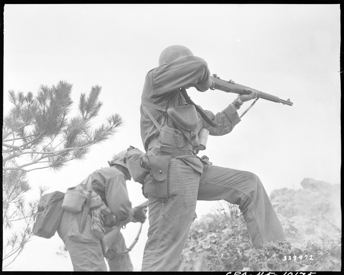 太平洋でもガッツリ日本軍の拳銃嚢付けている米兵がいたりする。 
