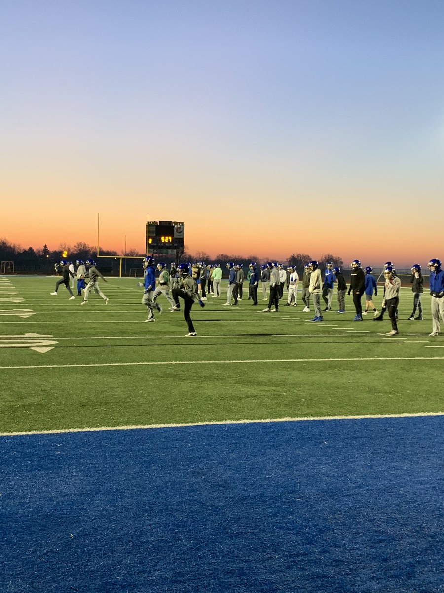 MattMunjoy's tweet image. Early morning @MTFFootball practice to start the day! Repping the @ILAthTrainers Association and #NATM2021 with a very large amount of coffee!!!