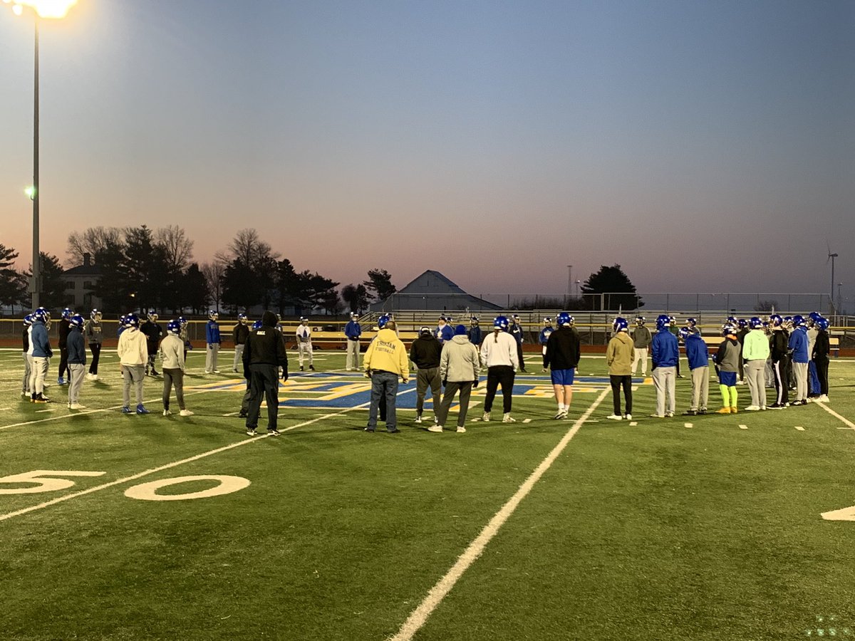 MattMunjoy's tweet image. Early morning @MTFFootball practice to start the day! Repping the @ILAthTrainers Association and #NATM2021 with a very large amount of coffee!!!