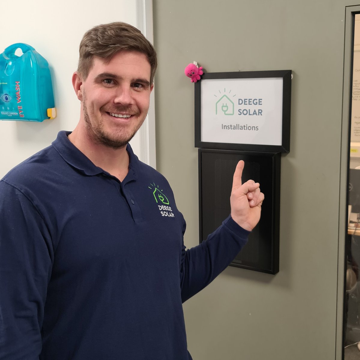 DeegeLovesSolar's tweet photo. One of my favorite #deegsolar office. These guys really know how to get stuff done! #SOLAR #greenteam #combatclimate https://t.co/nCwNzCFLV5