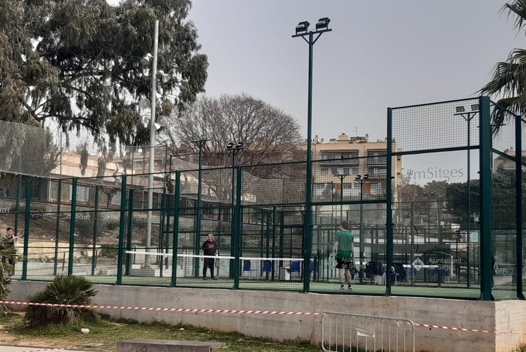 AjSitges's tweet photo. Les pistes de pàdel de la @PMSitges superen el 70% d’ocupació al febrer.

El regidor d’Esports, @JaumeMonasterio, confirma que “ és difícil trobar una hora lliure, cosa que significa que la inversió que s’hi va fer està donant bons resultats".

👉https://t.co/tqJzRBz4xK
#Sitges https://t.co/BBqIQkwxR9