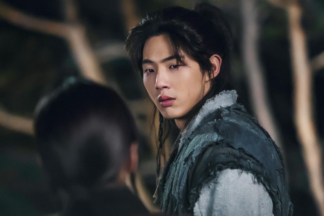 doramanation's tweet photo. #JiSoo está oficialmente fora do drama #RiverWhereTheMoonRises!

Após as acusações de bullying e assédio sexual o ator foi retirado do drama e a KBS agora procura um substituto para o papel. O drama já estava no ar e tinha previsão de acabar dia 20 de Abril. https://t.co/xh1ewNC8ML