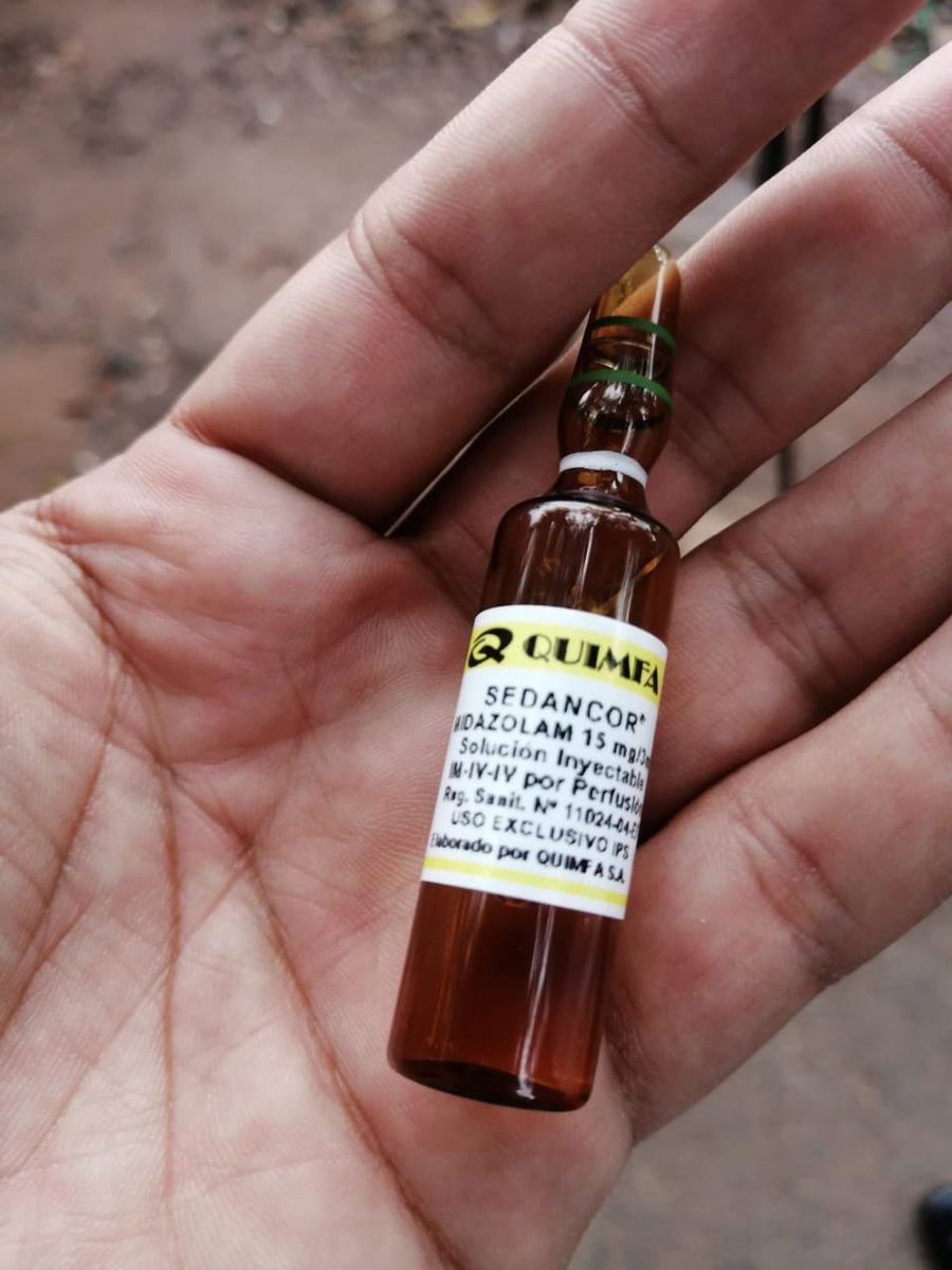 SulioPY's tweet photo. Paraguay debe ser uno de los pocos países en el que se paga impuestos para que el estado compre medicamentos. El estado los compra y la gente tiene que comprar OTRAÉ el medicamento (que ya se compró).
No hay dudas de la pandemia del #Coloravirus https://t.co/SGeCQE6X5w