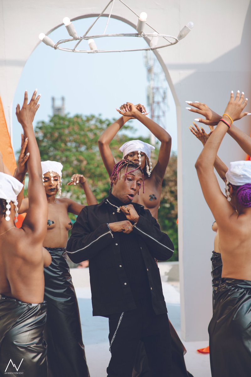 eddehjr's tweet image. Art Direction for Bella Shmurda "RUSH" video by me. 😌

Forget Peruzzi and Peter Obi for now.. RT for the video directors on your TL. 🥺🤲🏽