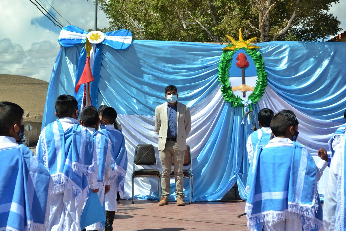 MuniLos's tweet photo. #PromesaALaBandera
El Intendente Municipal Alberto Carral,acompañó a la directora de la Escuela Domingo Faustino Sarmiento N°4564 profesora Milagro Benicio al acto de promesa de lealtad a la Bandera Nacional del que participaron  47 alumnos de 4°Grado A y B de ese establecimiento https://t.co/uEQp90hEoE