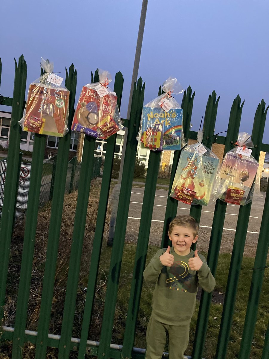 Georgie_joe's tweet image. We have left some book bags attached to the school railings ... if you’re passing please take one. Some of Teds favourites and a hot chocolate and cookies inside too 🥰
@BlackmoorParkJS