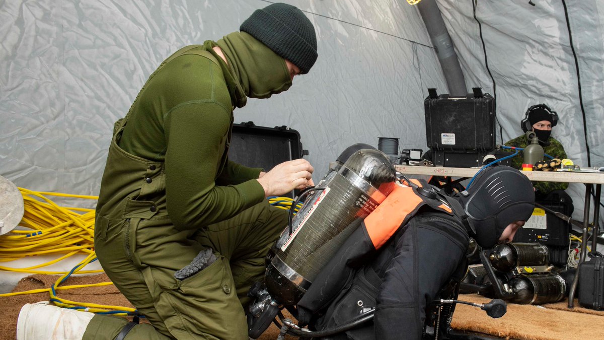 RoyalCanNavy's tweet image. Our Arctic &amp;amp; Offshore Patrol Ship is not the only one breaking ice for #WeTheNavy these days…

S1 Scott Clements, MS Cole Wood &amp;amp; CPO2 Rene McDonald conduct below-ice dives during #OpNANOOK-NUNALIVUT at Great Slave Lake in Yellowknife, NT.

📸 Cpl Simon Arcand