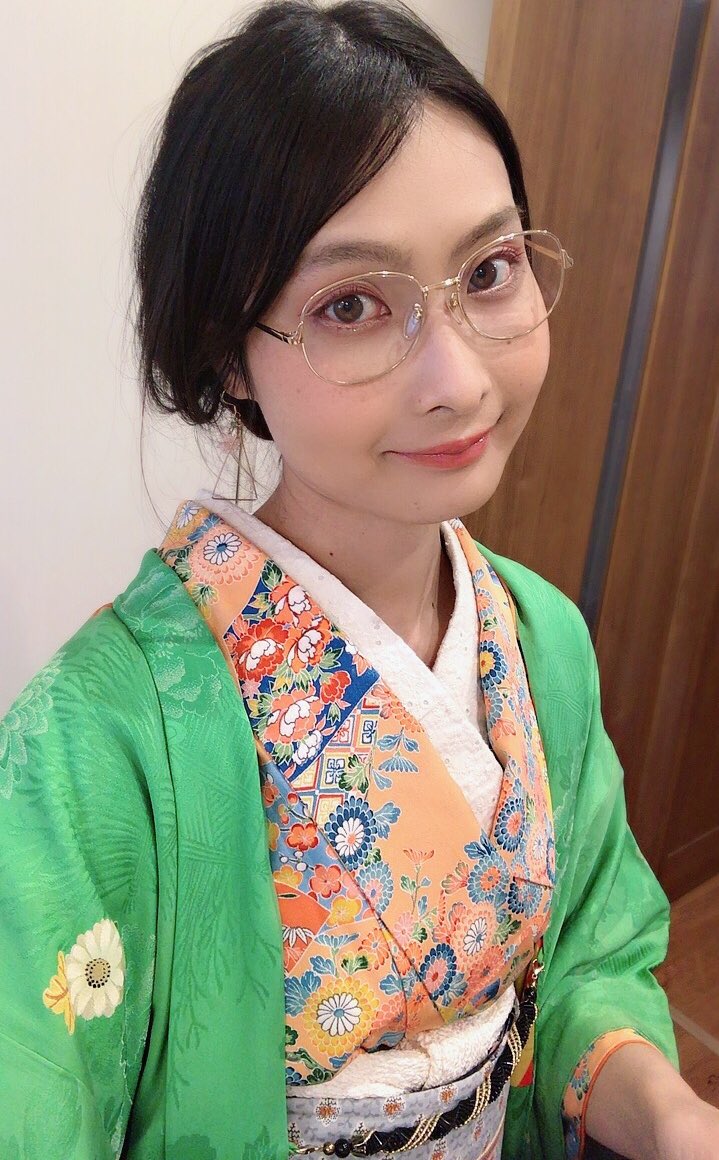 エペル嬢 3月らしく 春らしい色味でまとめたコーデ 長着は高円寺の豆ぶどうさん 羽織は 戻橋 さん一階にて 手作り帯はソレイアードの生地から 絞りの帯揚げ 燈織屋 さん 白マスクに合わせて 半衿や帯揚げを白に 女給さんエプロンは エペル嬢 3月らしく 春らしい色味でまとめたコーデ 長着は高円寺の豆ぶどうさん 羽織は 戻橋 さん一階にて 手作り帯はソレイアードの生地から 絞りの帯揚げ 燈織屋 さん 白マスクに合わせて 半衿や帯揚げを白に 女給さんエプロンは