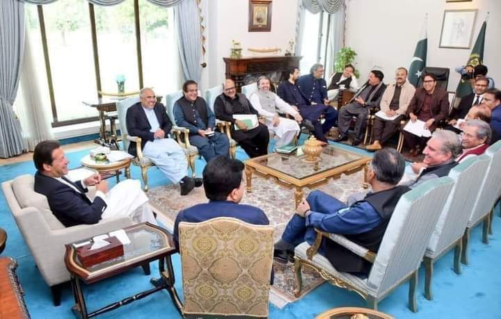 HamzaJaved92's tweet photo. اس میٹنگ سے لگ نہیں رہا ان کے ساتھ ہاتھ ہوا ہے 😎
 بلکہ لگ رہا ہے ہاتھ کرکے بیٹھے ہیں 
#خو��گوارموڈ❣ https://t.co/Ywo9oBcEjv
