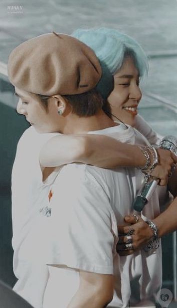 ohmyboyjk's tweet photo. Şu an gururlu ve duygusal bir anne gibiyim dokunsan ağlıycam Vmin bebeklerim üniversite mezunu olmuşlar 🥺🥺
#JiminTaehyungGraduation
#ProudOfYouTaehyung 
#ProudOfYouJimin 
#GraduationTaehyung 
#GraduationJimin https://t.co/v4Pn6m9CYl