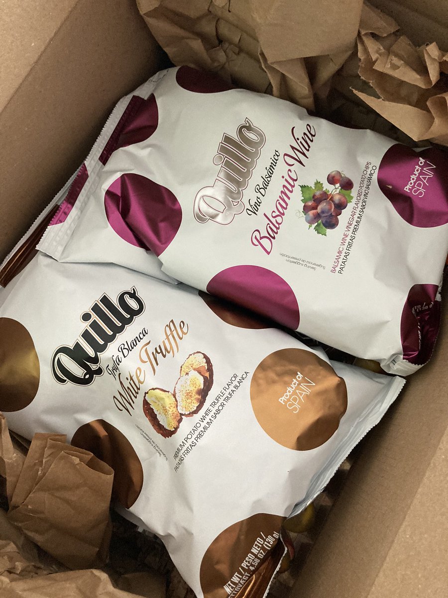 Pakketje van <a href="/Foodeliciousnl/">oliebaron</a>. Altijd feestje (ook al heb ik het gister zelf besteld dus geen verrassing). Met de horeca dicht moeten we thuis maar wat extra lekker eten en snoepen.
Onder de chippies uiteraard nog meer lekkers: chocolade, koekjes, thee, olie, pasta, etc