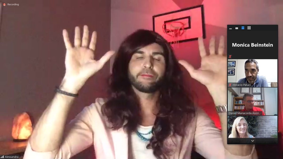 AV_BusCom's tweet image. En el mes de Febrero, a pedido de uno de nuestros clientes del rubro seguros organizamos un encuentro virtual entre las participantes de su CLUB DE MUJERES, con la visita de Alessandra Rampolla, quien luego le dio el pase a JUAMPI GONZALEZ  con su monólogo picante y actual.