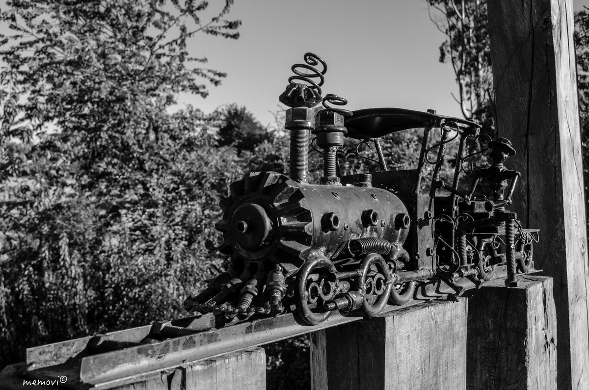 ddu_10's tweet photo. ...el #tren y las #comunidades... #memoria presente, localidad de #Ignao #LagoRanco ... a un costado de la faja vía.... un espacio para recordar (#fotografia 2021) https://t.co/TqdPwNYZq4