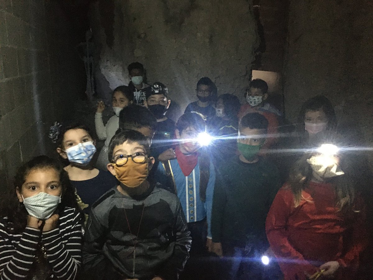 EscolaSaavedra's tweet photo. La senyora de la foscor 🧙🏼‍♀️ s’ha endut la llum!💡A #ciclemitjà hem desxifrat uns enigmes per trobar els colors i fer la roda de #newton Així hem recuperat la llum blanca! ⚪️ @aliancesmagnet @FundacioBofill @etseURV #projectellum https://t.co/s2cdQGXsz6