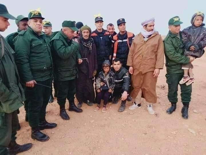 awweze's tweet photo. نجح أفراد من الدرك الوطني بالتنسيق مع مصالح الحماية المدنية في العثور على طفل في صحراء قاحلة  وإعادته إلى حضن أهله سالما معافى https://t.co/MWsro8x8OT