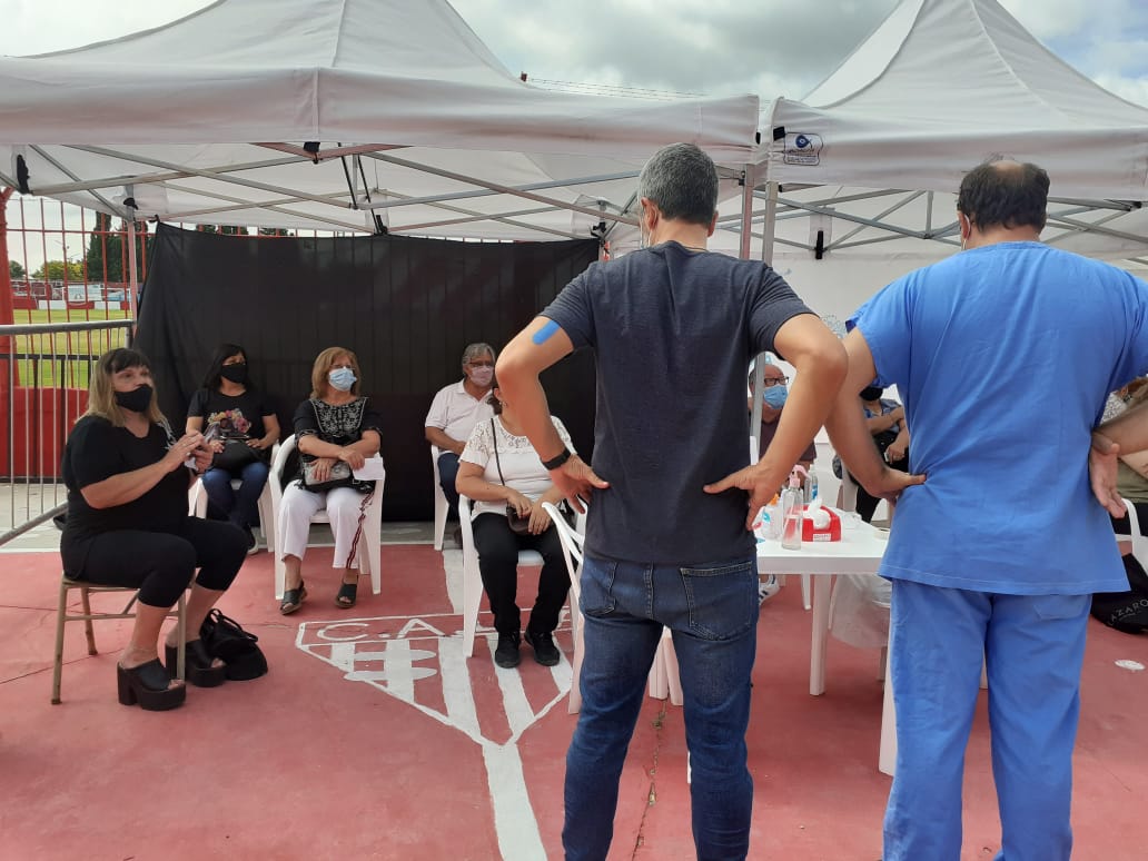 Manuelcorder's tweet photo. ... es así que las instituciones más representativas de la pasión de nuestros barrios, abrieron sus puertas ofreciendo una solución concreta para ganar el partido más importante. 
Hoy, más que nunca, sin importar los colores #OrgulloSerDeLomas !!!

@minsaurralde ✌🏼🙌🏼 https://t.co/NkC6u0H4mH
