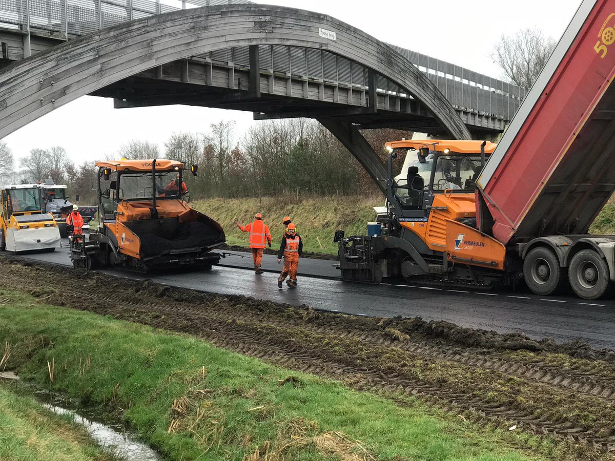 Twee dagen asfalteren op de N260 in <a href="/Brabant/">Provincie Noord-Brabant</a> door <a href="/VermeulenGroep/">VermeulenGroep</a> . Ruim 4600 ton verder. Morgen nog 1 dag deklaag en de N260 ligt er weer spil en span bij.