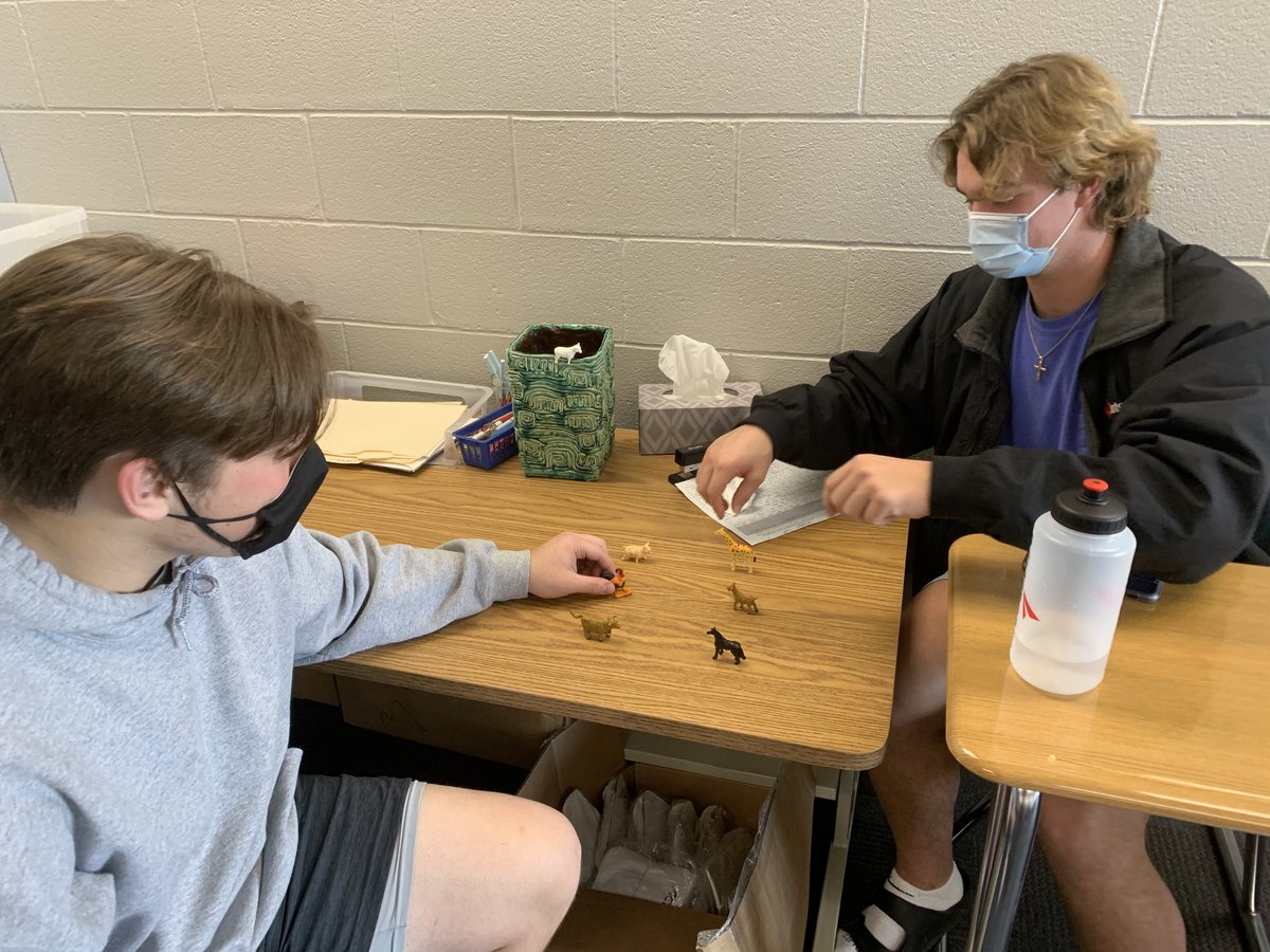 FaithWarnerF110's tweet photo. Important questions in F110 today. Who wins in the battle? Team bull, rooster, pig or team horse, goat, giraffe? ⁦@chadgault8⁩ @drewschafer73 https://t.co/4X3v1L12rS