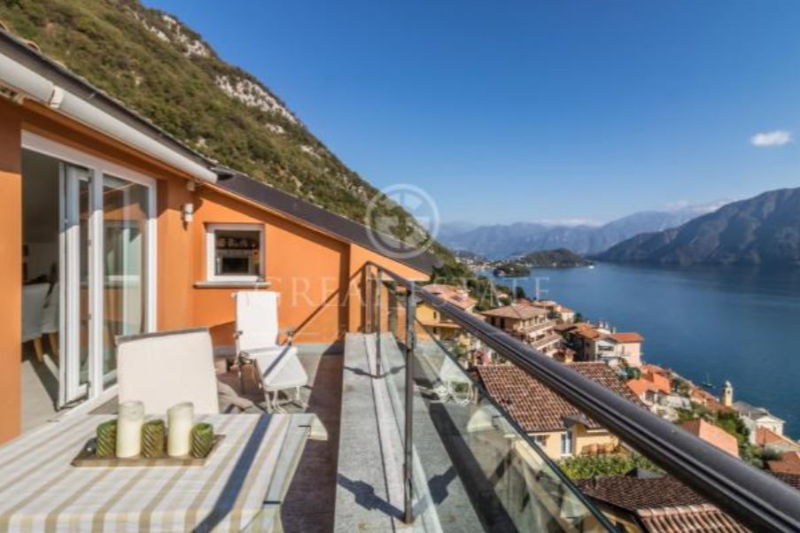 ItalyMagazine's tweet photo. This splendid penthouse in #Colonno offers a truly spectacular view. This charming property would be ideal as a second home on Lake Como or for a family who wants to enjoy its qualities all year round. https://t.co/yVpece9HCd https://t.co/tgg3qdCJqb