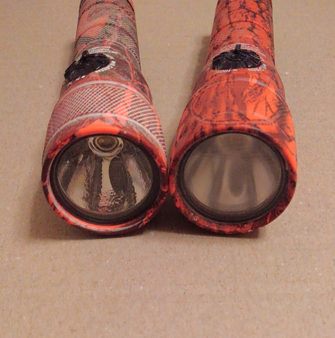 snttm1's tweet photo. 片付け中に #フラッシュライト #STREAMLIGHT #PACKMATE を1本発掘!
実は、同品で使用中のものが1本有りますが(画像右側 自作ディフューザー内装)、もう1本出て来るとは思ってもいませんでした。
知らない内に2本購入していた様です(あるあるぅー ⁉️)。
無事に点灯したので、表面を掃除します。 https://t.co/onElQayGd3