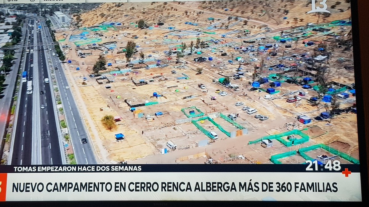 ActualidadChil3's tweet photo. Toma Cerro Renca: Vecinos de Renca movilizados cortaron el tránsito en General Velásquez, a la altura de Las Margaritas, para exigir el fin de masiva toma ilegal de terrenos -en su mayoría por ciudadanos extranjeros- en el conocido Cerro Renca de la comuna https://t.co/acFF69RGku https://t.co/RyZ9xS1oRS