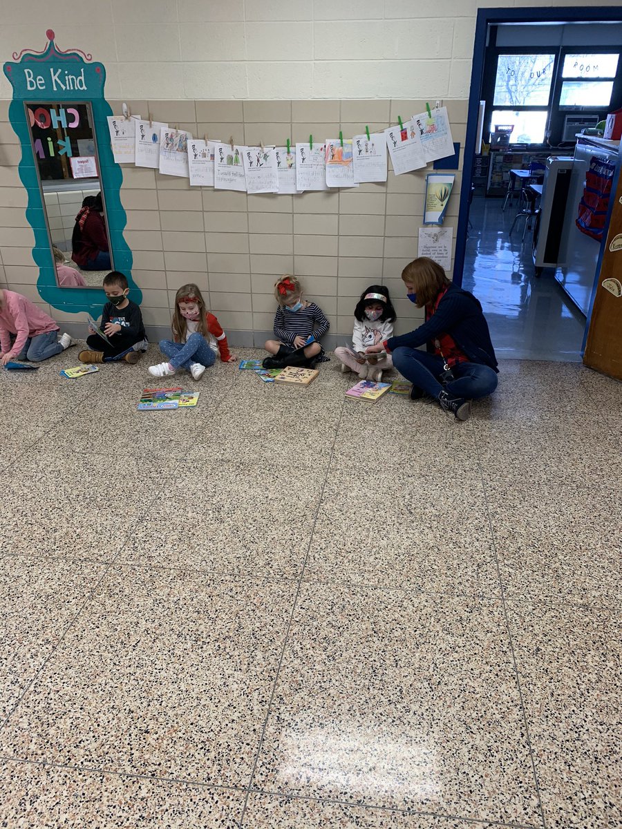 arusso_21's tweet photo. The reading train found it’s way to Weston School. #ReadAcrossAmericaWeek https://t.co/Vmh7qb4Dpo