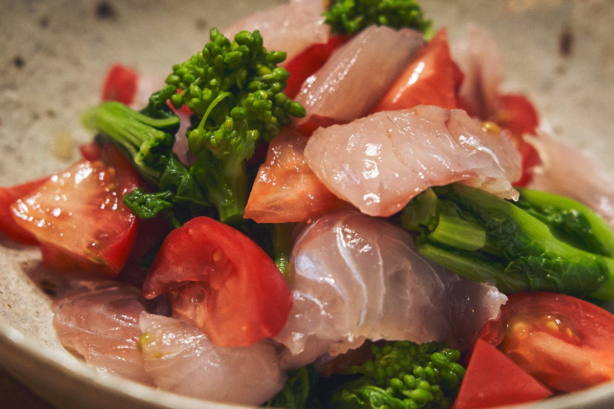 今井真実 料理家 お刺身とトマトと菜の花の和え物 昆布〆のスズキとトマトのざく切り 茹でた菜の花を白醤油で和えるだけ トマトの旨みが絡んですごく美味しい 昆布〆しなくても薄切りしたスズキを白醤油に浸けておくだけでも ローストビーフ