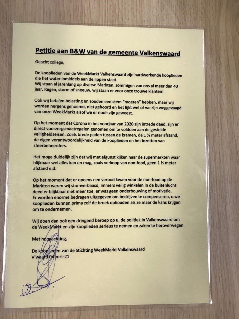 AntonEderveen's tweet photo. Vandaag tussen digitale overleggen door naar weekmarkt. Petitie van @SWValkenswaard tbv toelaten non-food op markten. Gesproken over begrijpelijke frustratie vd marktkooplui en onze lokale mogelijkheden én onmogelijkheden. Belangrijke boodschap voor @Rijksoverheid meegekregen: https://t.co/oveUyu0n1O