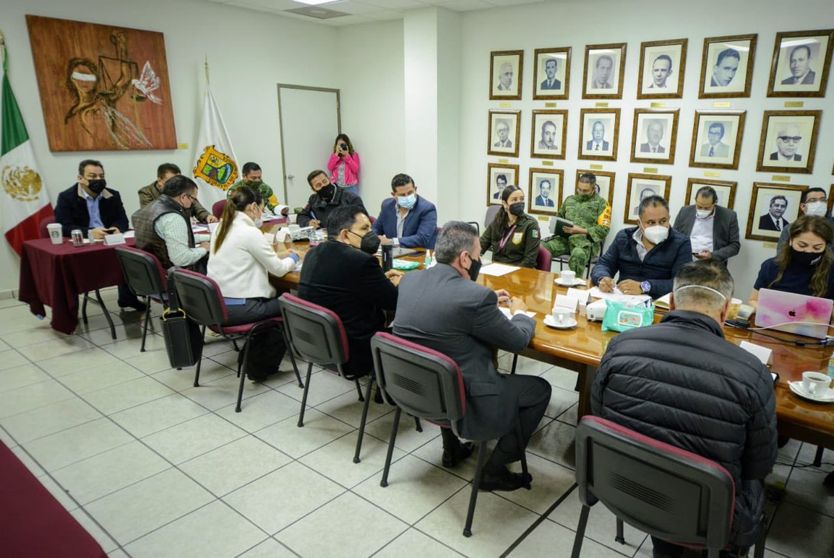 SegobCoahuila's tweet photo. Con el objetivo de dar seguimiento y continuidad a la estrategia de #seguridad del Gobernador @mrikelme, se llevó a cabo la Mesa de Coordinación Estatal para la Construcción de la Paz, encabezada por autoridades estatales y federales. @F_DeLasFuentes #FuerteCoahuilaEs https://t.co/M0MbQAkXAy