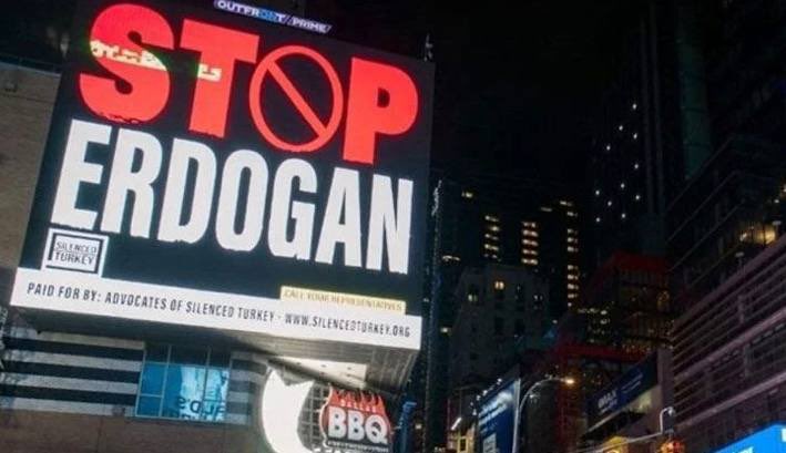 New York'ta reklam panolarına "Stop Erdoğan" ilanı veriliyorsa, vatan hainleri ve Türkiye düşmanları böyle kuduruyorsa, doğru yoldayız demektir. 

Liderimizin, Cumhurbaşkanımızın ölümüne yanındayız.