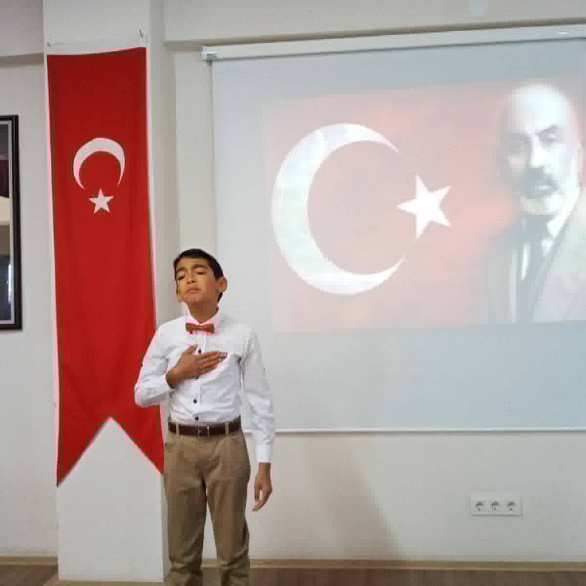 UlaMem's tweet photo. Çevrimiçi İstiklal Marşı'nın Tamanını Güzel Okuma Yarışması İl finalinde ilçemizi temsil eden öğrencilerimiz @IlkokuluUla Furkan YALÇIN, @ULAAIHL Nigar YILMAZ ve @MermerciT Ayşe Nur MORAN'ı katılımından dolayı tebrik ediyoruz. @pervin_tore @DegerTopuz @bariskilic111 @mugla_mem https://t.co/aeESpuoxDj