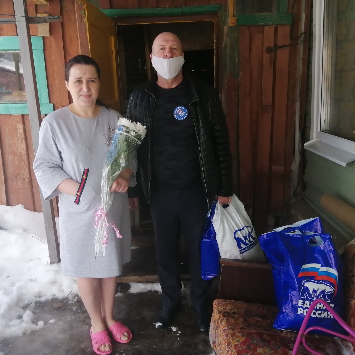 Накануне #8марта депутат ​Приволжского городского поселения Вадим Цыганов навестил многодетную семью Лидии Задорожных. Вадим Владимирович поздравил многодетную маму с наступающим праздником весны и​ передал​ продукты питания первой необходимости.
#ЕРпомогает #Приволжск #ЕР37