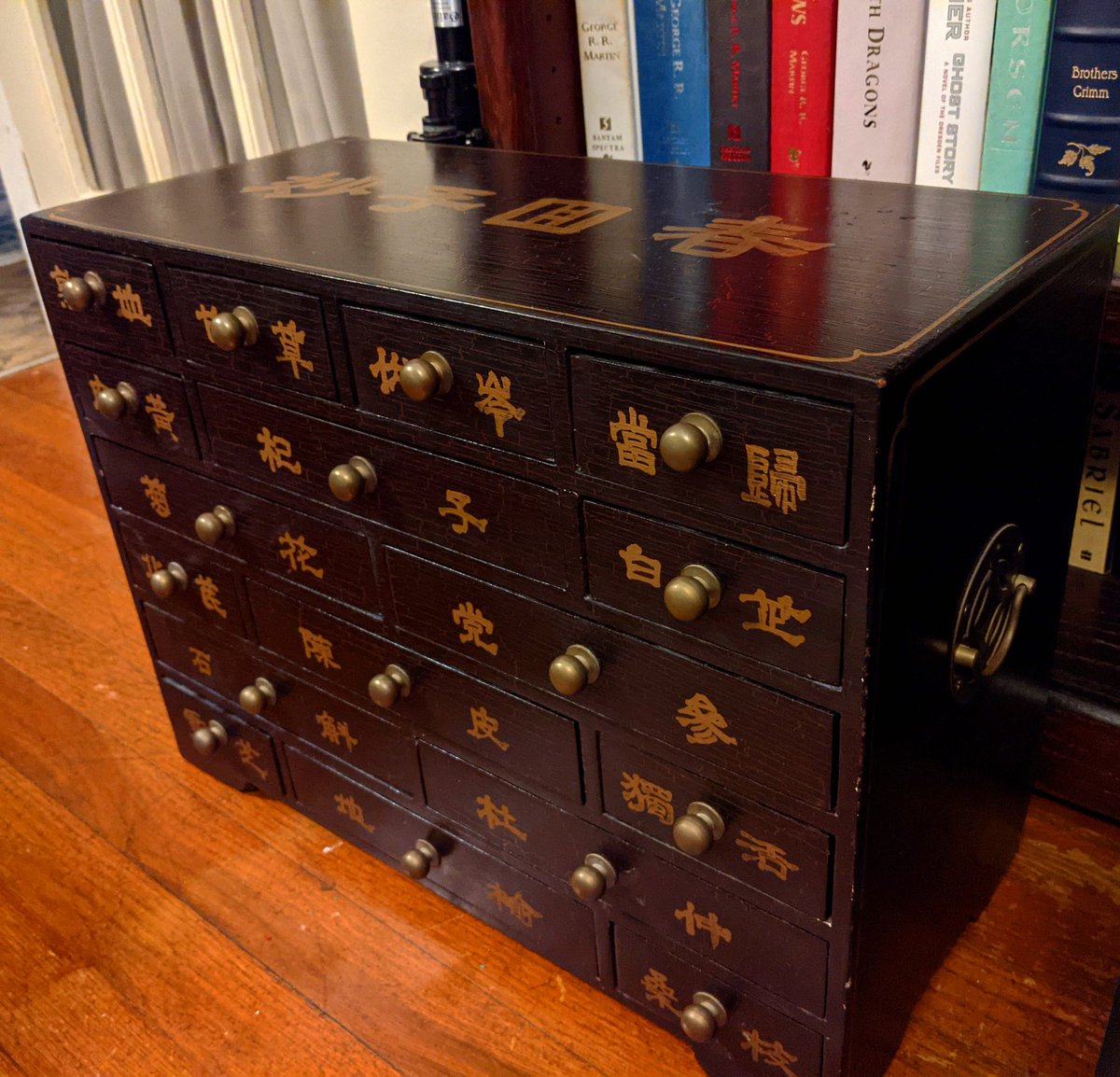 ImpsCorner's tweet image. Got this from a friend who was cleaning out his mom's house.  Tried Google translate app but nothing, very curious to know what it's says (if anything).  It's believed to be a Chinese medicine box, thou I'm suspicious it's just a manufactured decor peice #languagehelp